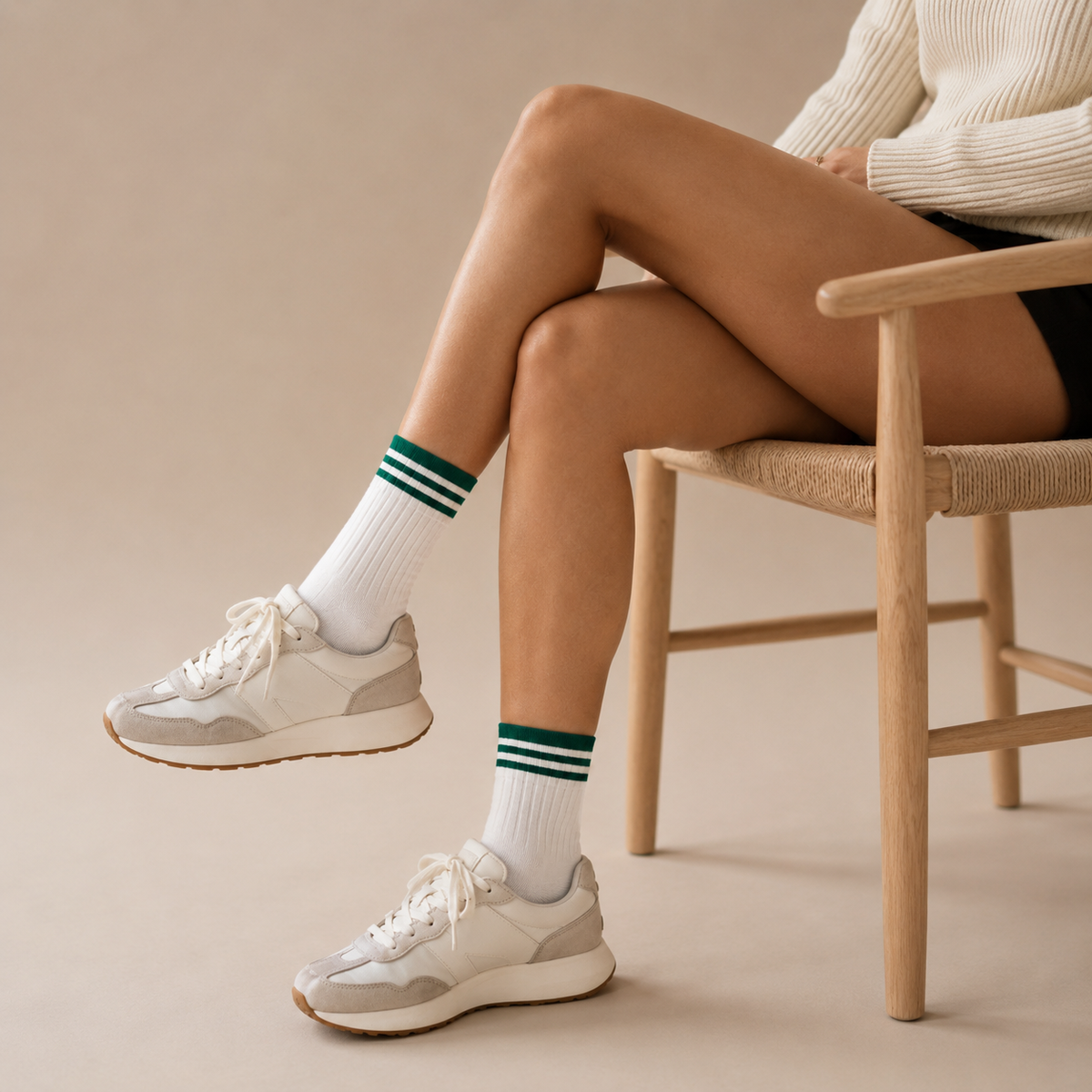 Frau trägt weiß-grüne RUNOX Retro Socken zu Sneakern