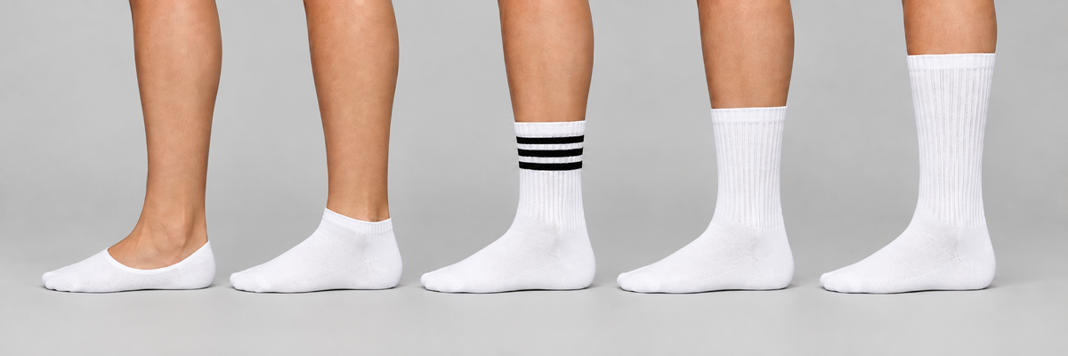 Fünf Sockenhöhen im Vergleich: Füßlinge, Sneaker, Retro, mittelhohe und hohe Tennissocken.
