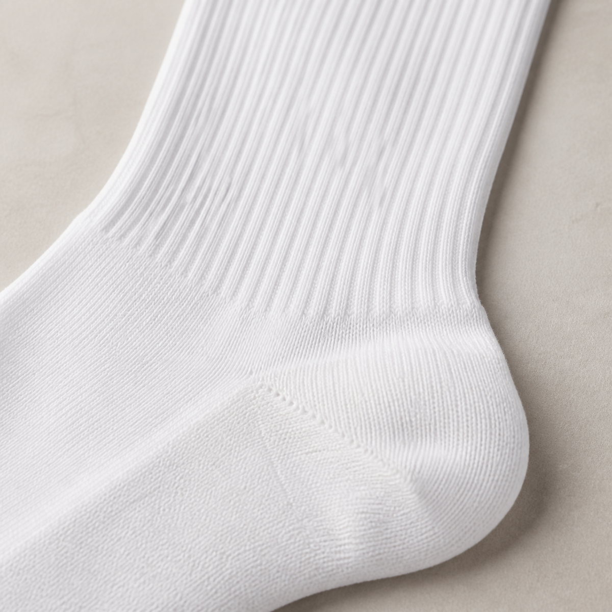 Detailaufnahme des baumwollreichen Strickmaterials einer weißen hohen RUNOX Tennissocke