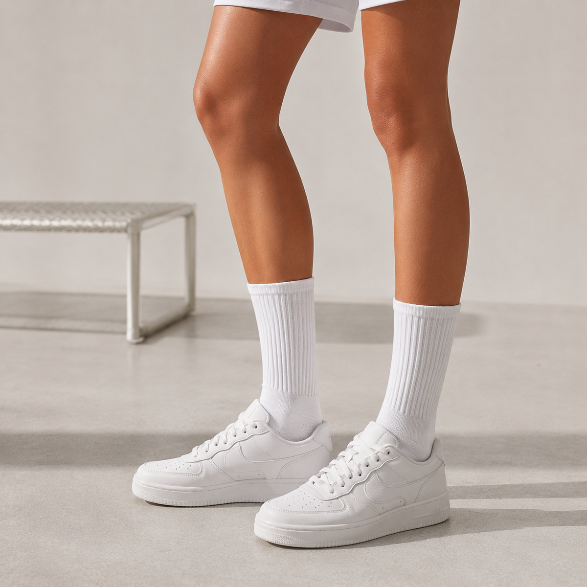 Frau trägt hohe weiße RUNOX Tennissocken zu Sneakern