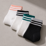 Vier Designs der RUNOX Retro Socken in Rosa, Schwarz und Grün